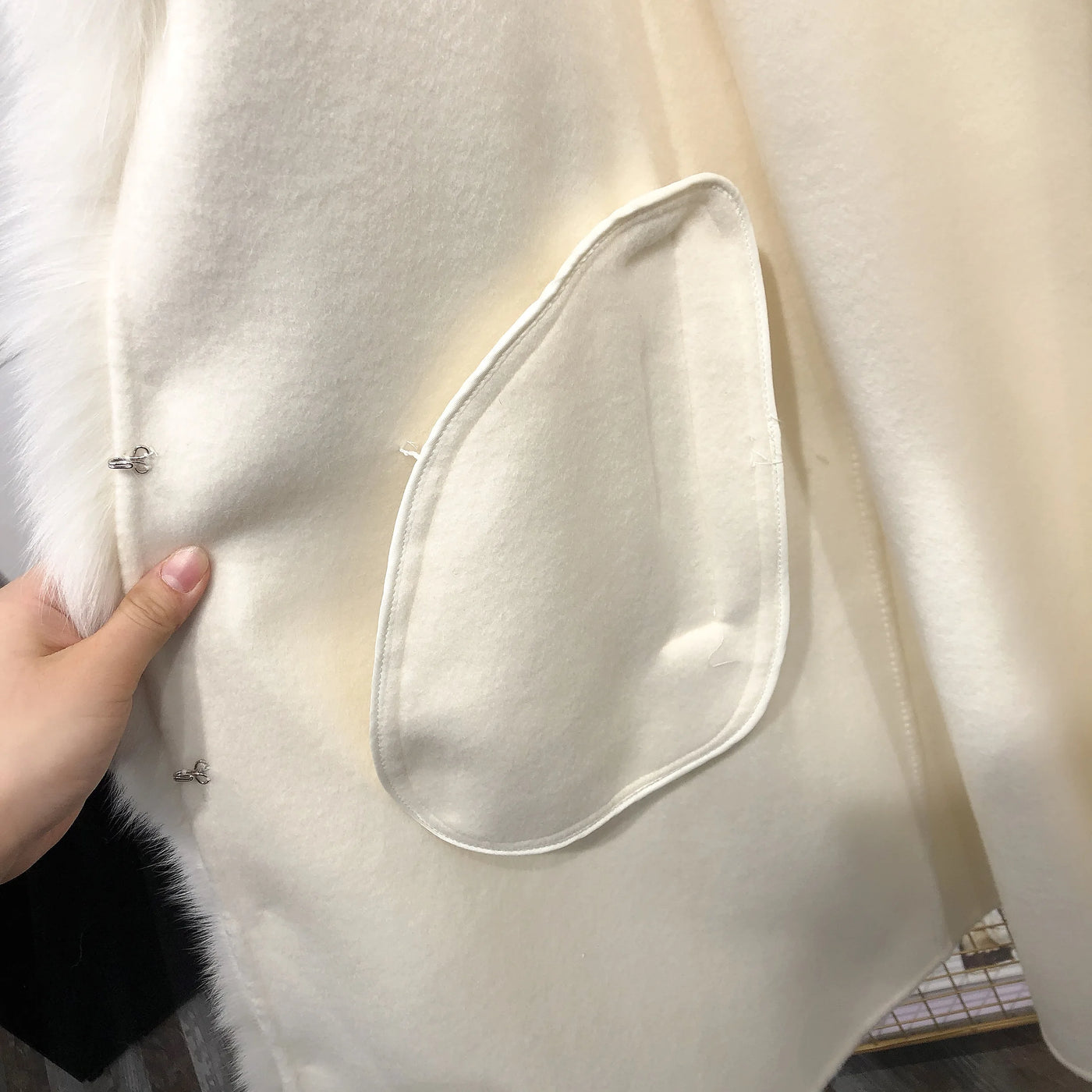 Latest Custom Winter Women Slim Belt White 100%Wool Cashmere Coat With Big Fox Fur Collar Wool Fabric for Coat