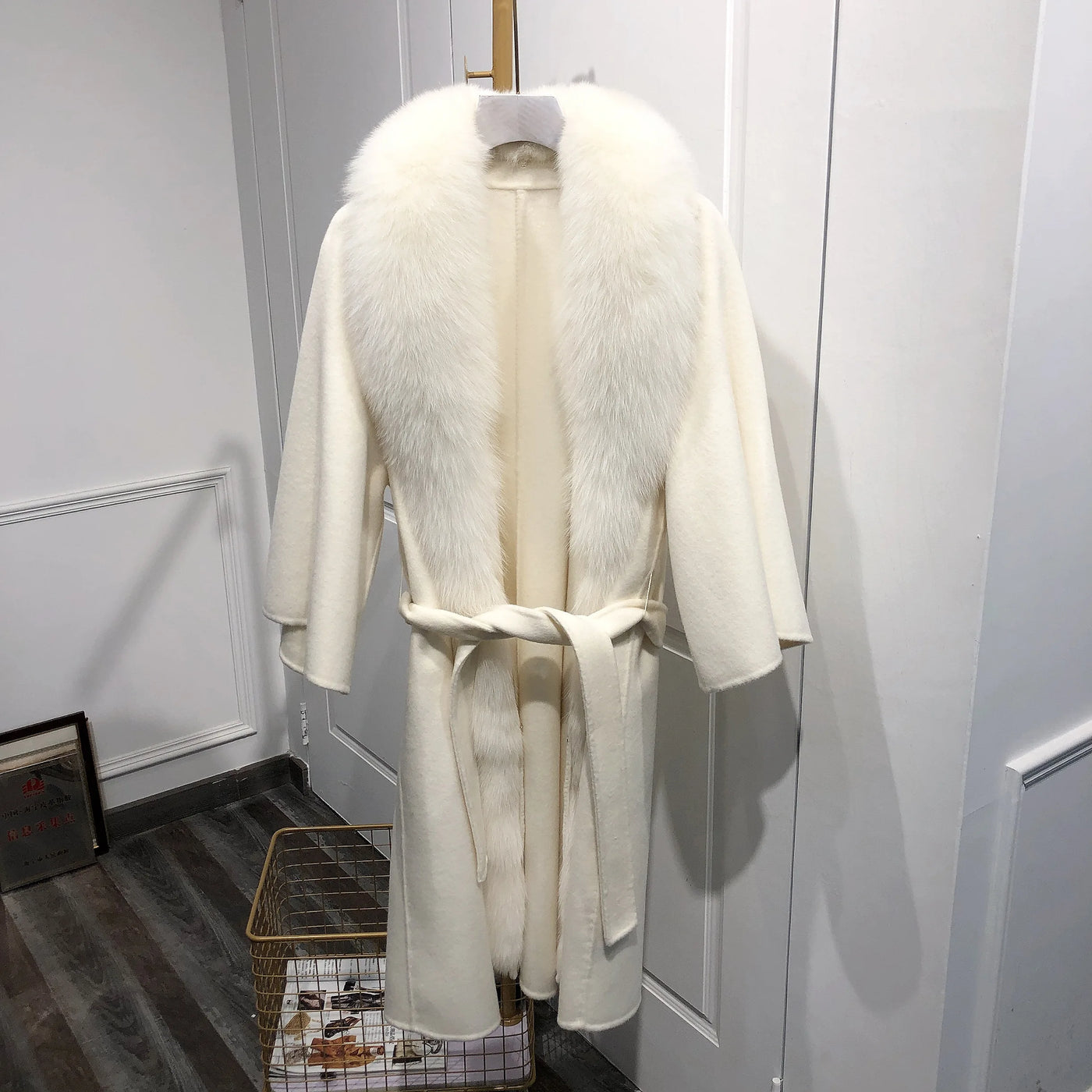 Latest Custom Winter Women Slim Belt White 100%Wool Cashmere Coat With Big Fox Fur Collar Wool Fabric for Coat