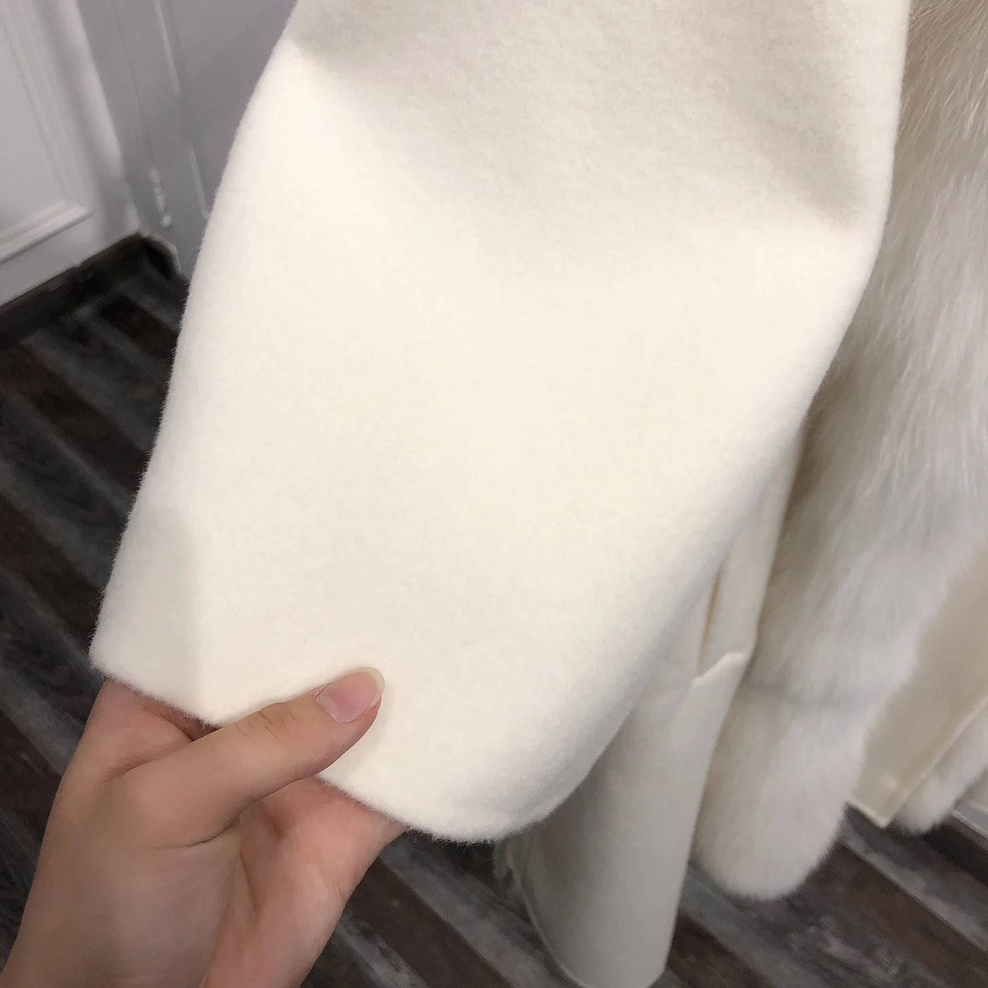 Latest Custom Winter Women Slim Belt White 100%Wool Cashmere Coat With Big Fox Fur Collar Wool Fabric for Coat