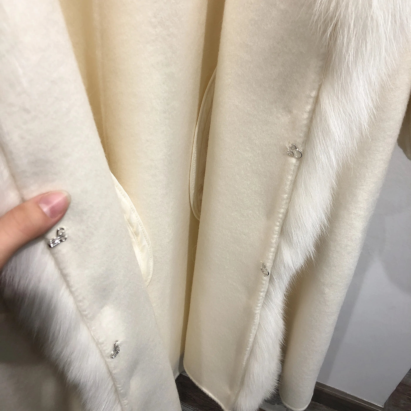 Latest Custom Winter Women Slim Belt White 100%Wool Cashmere Coat With Big Fox Fur Collar Wool Fabric for Coat