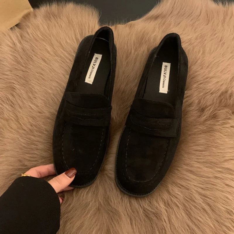 Spring And Autumn Retro Female Loafers 2025 New Style Roman Flat Heel Comfortable Versatile Slip On Cow Suede Women Flat Shoes