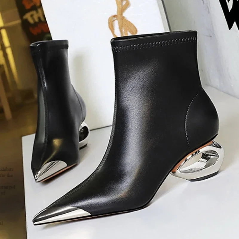 2025 New Metal Hollow Heel Iron Head Metal Pointed Toes Modern Short Boots for Women Winter Street Style Low Heel Boots Female