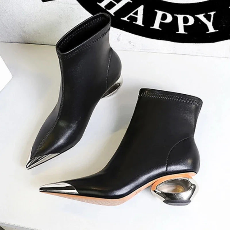 2025 New Metal Hollow Heel Iron Head Metal Pointed Toes Modern Short Boots for Women Winter Street Style Low Heel Boots Female